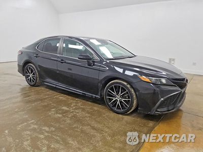 Czwarte zdjęcie samochodu z boku: 2021 TOYOTA CAMRY SE VIN:4T1G11AK0MU521313 - miniatura