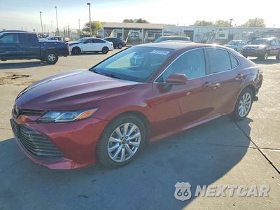 2018 TOYOTA CAMRY LE 4T1B11HK2JU554213 - główne zdjęcie licytacji z USA - miniatura