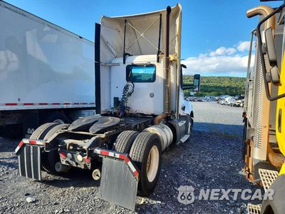 Trzecie zdjęcie samochodu z tyłu: 2016 KENWORTH CONSTRUCTION T680 SEMI TRUCK VIN:1XKYA48X0GJ496368 - miniatura