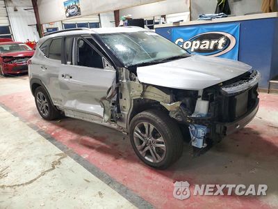 Czwarte zdjęcie samochodu z boku: 2022 KIA SELTOS S VIN:KNDEU2AA6N7295133 - miniatura