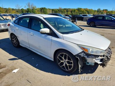 Czwarte zdjęcie samochodu z boku: 2016 FORD FOCUS SE VIN:1FADP3F28GL240337 - miniatura