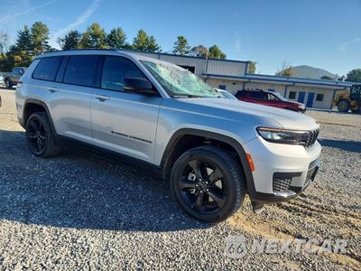 Czwarte zdjęcie samochodu z boku: 2023 JEEP GRAND CHEROKEE L LAREDO VIN:1C4RJKAG9P8896371 - miniatura