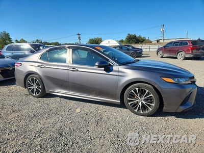 Czwarte zdjęcie samochodu z boku: 2020 TOYOTA CAMRY SE VIN:4T1G11AK4LU509082 - miniatura