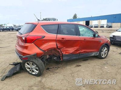 Trzecie zdjęcie samochodu z tyłu: 2019 FORD ESCAPE SE VIN:1FMCU0GD2KUA16380 - miniatura