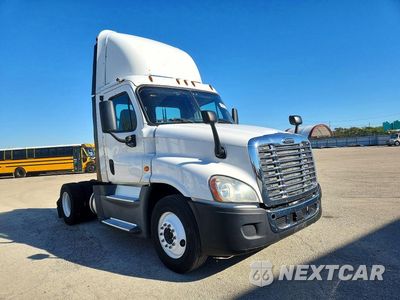 Czwarte zdjęcie samochodu z boku: 2016 FREIGHTLINER CASCADIA 125 SEMI TRUCK VIN:1FUBGEDV1GLHC5775 - miniatura