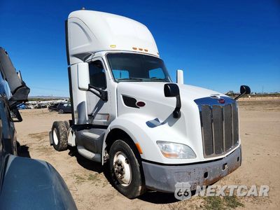 Czwarte zdjęcie samochodu z boku: 2017 PETERBILT 579 SEMI TRUCK VIN:1XPBA48X6HD428625 - miniatura