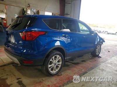 Trzecie zdjęcie samochodu z tyłu: 2019 FORD ESCAPE SE VIN:1FMCU9GD7KUA45281 - miniatura