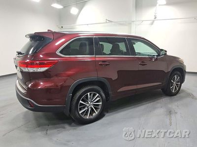 Trzecie zdjęcie samochodu z tyłu: 2018 TOYOTA HIGHLANDER XLE VIN:5TDJZRFH8JS850176 - miniatura