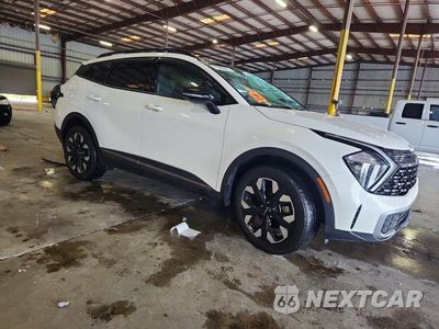 Czwarte zdjęcie samochodu z boku: 2023 KIA SPORTAGE X LINE VIN:KNDPYDAH8P7091054 - miniatura