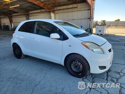 Czwarte zdjęcie samochodu z boku: 2011 TOYOTA YARIS VIN:JTDJT4K31B5326597 - miniatura