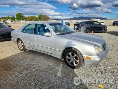 Czwarte zdjęcie samochodu z boku: 2002 MERCEDES-BENZ E 320 VIN:WDBJF65JX2B415405 - miniatura
