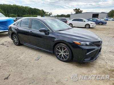 Czwarte zdjęcie samochodu z boku: 2024 TOYOTA CAMRY HYBRID SE VIN:4T1G31AKXRU629245 - miniatura