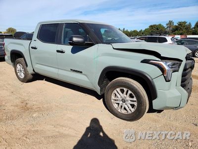 Czwarte zdjęcie samochodu z boku: 2026 TOYOTA TUNDRA SR5 VIN:5TFLA5DBXTX442329 - miniatura