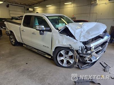 Czwarte zdjęcie samochodu z boku: 2020 RAM 1500 LARAMIE VIN:1C6SRFDT1LN135301 - miniatura