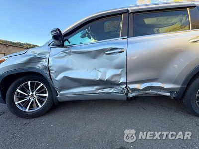 Piąte zdjęcie samochodu w środku: 2017 TOYOTA HIGHLANDER XLE VIN:5TDKZRFH1HS508437 - miniatura