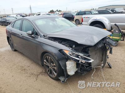 Czwarte zdjęcie samochodu z boku: 2020 FORD FUSION TITANIUM VIN:3FA6P0D90LR137254 - miniatura