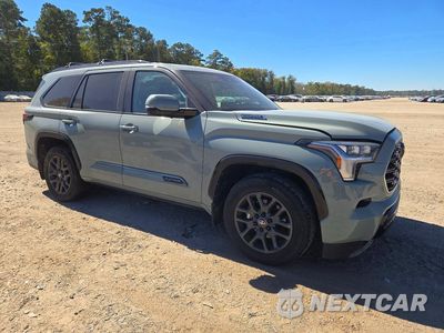 Czwarte zdjęcie samochodu z boku: 2025 TOYOTA SEQUOIA PLATINUM VIN:7SVAAABA5SX053760 - miniatura