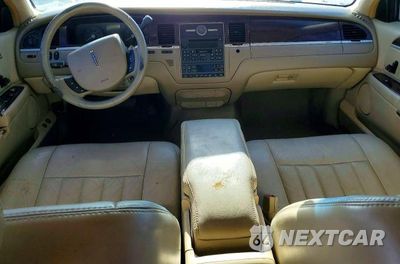 Zdjęcie 8 z 12 samochodu: 2007 LINCOLN TOWN CAR SIGNATURE VIN:1LNHM81V07Y606888 - miniatura