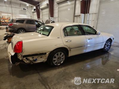 Trzecie zdjęcie samochodu z tyłu: 2003 LINCOLN TOWN CAR CARTIER VIN:1LNHM83W73Y690062 - miniatura