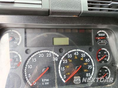Zdjęcie 9 z 14 samochodu: 2015 FREIGHTLINER CASCADIA SEMI TRUCK VIN:3AKJGLBG4FSGK0126 - miniatura