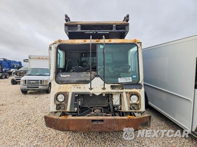 Piąte zdjęcie samochodu w środku: 2010 MACK MRU600 REFUSE TRUCK VIN:1M2AV02C3AM005129 - miniatura