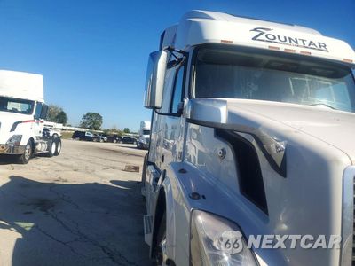 Czwarte zdjęcie samochodu z boku: 2014 VOLVO VNL SEMI TRUCK VIN:4V4NC9EH5EN148773 - miniatura