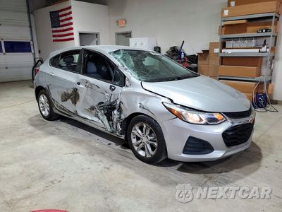 Czwarte zdjęcie samochodu z boku: 2019 CHEVROLET CRUZE LS VIN:3G1BC6SM1KS557247 - miniatura