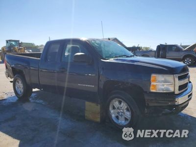 Czwarte zdjęcie samochodu z boku: 2011 CHEVROLET SILVERADO K1500 LT VIN:1GCRKSE3XBZ103103 - miniatura