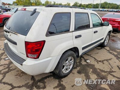 Trzecie zdjęcie samochodu z tyłu: 2005 JEEP GRAND CHEROKEE LAREDO VIN:1J4HR48N15C578236 - miniatura