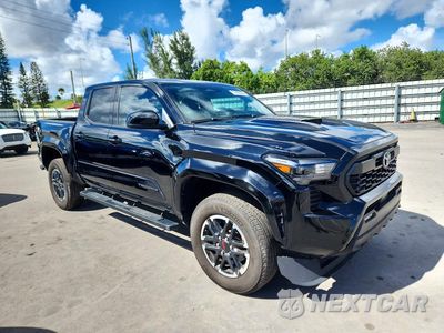 Czwarte zdjęcie samochodu z boku: 2025 TOYOTA TACOMA TRD SPORT VIN:3TMKB5FN1SM035617 - miniatura