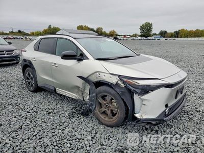 Czwarte zdjęcie samochodu z boku: 2024 TOYOTA BZ4X XLE VIN:JTMABACA3RA065604 - miniatura