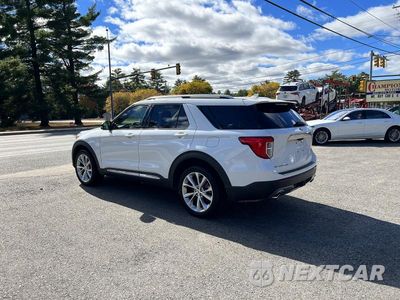 Trzecie zdjęcie samochodu z tyłu: 2021 FORD EXPLORER PLATINUM VIN:1FM5K8HW8MNA21819 - miniatura