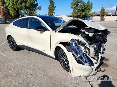 Czwarte zdjęcie samochodu z boku: 2025 FORD MUSTANG MACH-E PREMIUM VIN:3FMTK3R70SMA07227 - miniatura