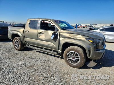 Czwarte zdjęcie samochodu z boku: 2024 TOYOTA TACOMA TRD SPORT VIN:3TMKB5FNXRM022312 - miniatura