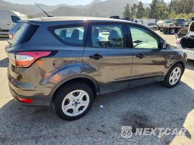 Trzecie zdjęcie samochodu z tyłu: 2018 FORD ESCAPE S VIN:1FMCU0F75JUA97840 - miniatura