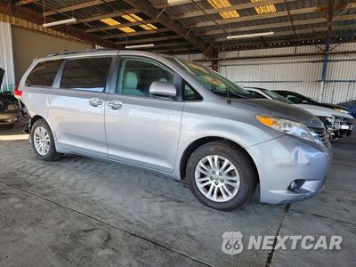 Czwarte zdjęcie samochodu z boku: 2014 TOYOTA SIENNA XLE 8-PASSENGER VIN:5TDYK3DC1ES453986 - miniatura