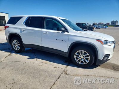 Czwarte zdjęcie samochodu z boku: 2020 CHEVROLET TRAVERSE LS VIN:1GNERFKW0LJ184071 - miniatura