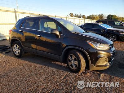 Czwarte zdjęcie samochodu z boku: 2020 CHEVROLET TRAX 1LT VIN:3GNCJLSB9LL329353 - miniatura
