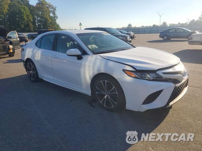 Czwarte zdjęcie samochodu z boku: 2018 TOYOTA CAMRY SE VIN:4T1B11HK4JU597337 - miniatura