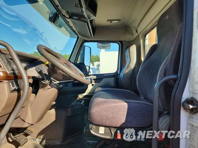 Zdjęcie 7 z 12 samochodu: 2018 VOLVO VNL SEMI TRUCK VIN:4V4N39TG3JN892442 - miniatura
