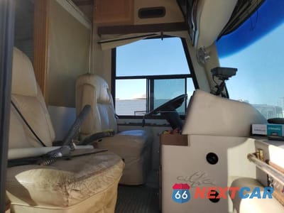 Piąte zdjęcie samochodu w środku: 2003 FREIGHTLINER CHASSIS X LINE MOTOR HOME VIN:4UZAAHAK43CL87134 - miniatura