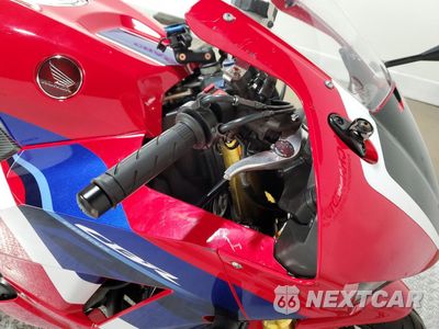 Zdjęcie 9 z 12 samochodu: 2023 HONDA CBR600 RR VIN:JH2PC40J7PK900406 - miniatura