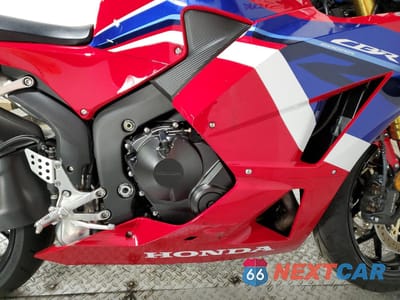 Piąte zdjęcie samochodu w środku: 2023 HONDA CBR600 RR VIN:JH2PC40J7PK900406 - miniatura