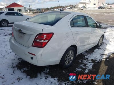 Trzecie zdjęcie samochodu z tyłu: 2018 CHEVROLET SONIC LT VIN:1G1JD5SH2J4102976 - miniatura