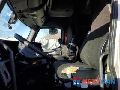 Piąte zdjęcie samochodu w środku: 2018 FREIGHTLINER CASCADIA 126 VIN:3AKJHHDRXJSHU5536 - miniatura