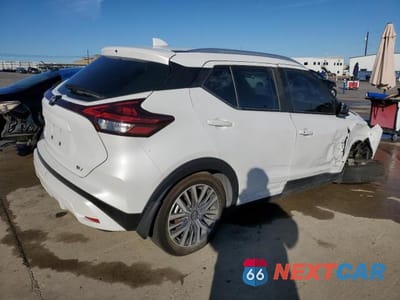 Trzecie zdjęcie samochodu z tyłu: 2023 NISSAN KICKS SV VIN:3N1CP5CV4PL477835 - miniatura