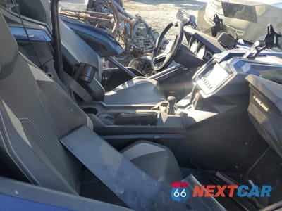 Piąte zdjęcie samochodu w środku: 2018 POLARIS SLINGSHOT SL VIN:57XAAPFAXJ8126483 - miniatura