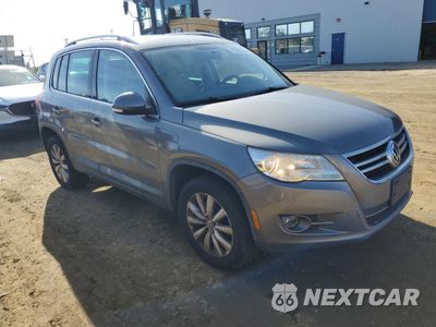 Czwarte zdjęcie samochodu z boku: 2011 VOLKSWAGEN TIGUAN S VIN:WVGBV7AX4BW533530 - miniatura