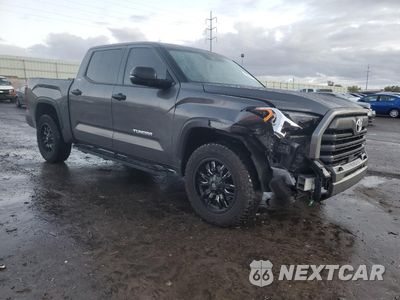 Czwarte zdjęcie samochodu z boku: 2023 TOYOTA TUNDRA CREWMAX SR VIN:5TFLA5DB7PX059650 - miniatura