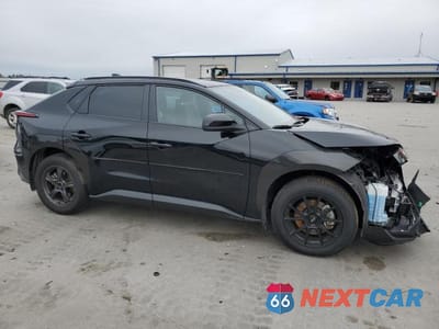 Czwarte zdjęcie samochodu z boku: 2023 TOYOTA BZ4X XLE VIN:JTMABACA6PA015440 - miniatura